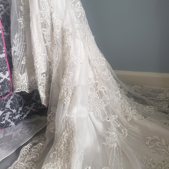 Allure wedding dress - Picture 4 of 16